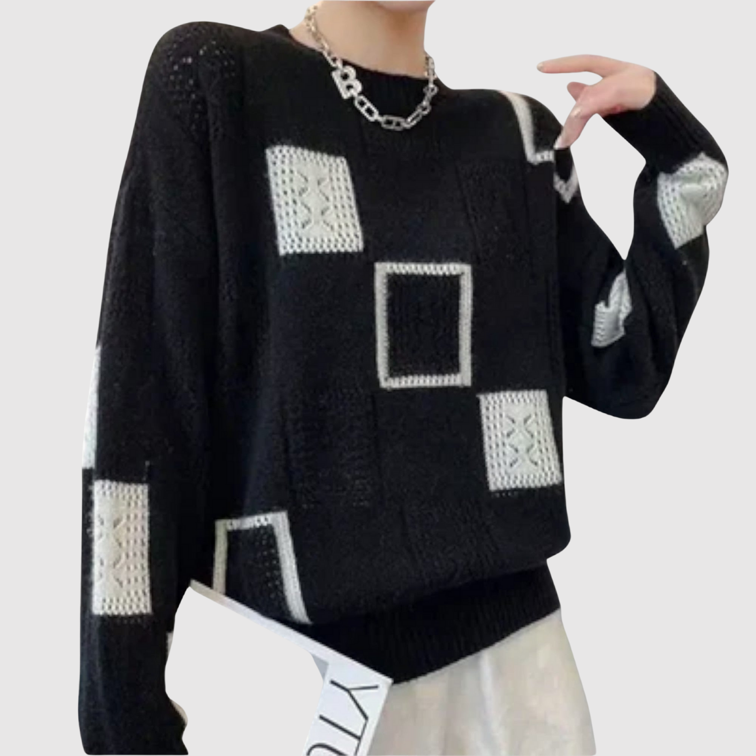 Nora – Sweter z graficznymi kontrastami