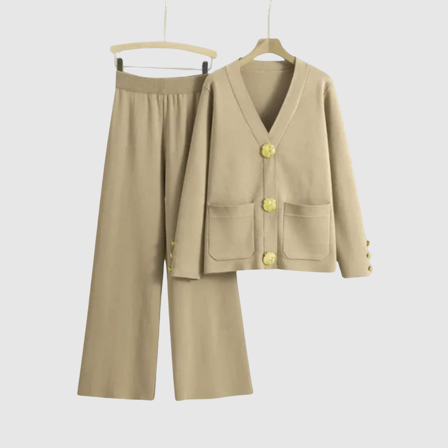 Natálie – Kombinezon z eleganckimi złotymi guzikami